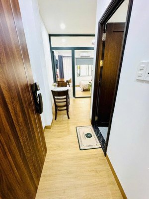 trống lại căn hộ 1 phòng ngủ, ban công, sàn gỗ đẹp khu phan đình phùng phú nhuận. giáp trường sa
