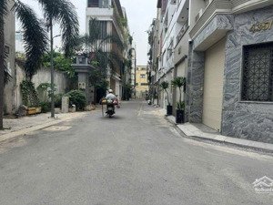 bán lô đất hxh tận cửa sát mặt tiền hẻm.thông vô cùng vuông vức đẹp mua dọn vào ở ngay