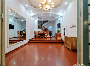 nhà đẹp, đường trước nhà 4m, âu dương lân, hẻm thông tứ tung. 3 bước ra hẻm xe hơi.nhỉnh 6 tỷ.