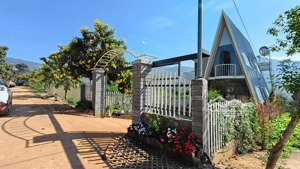 bán căn nhà nghĩ dưỡng sân vườn ti siêu đẹp ven đà lạt dt đất 271m2, dt sàn sử dụng 175m2 chỉ 2tỷxx