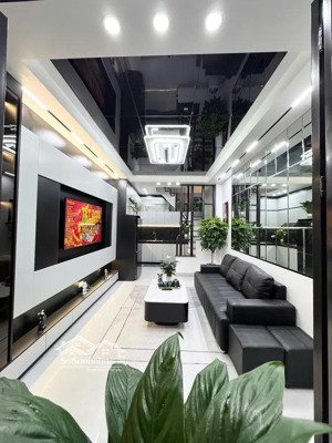 tôi cần bán nhà tại phố khương trung, 5 tầng chắc chắn, 50m ra ô tô, nhà đẹp ở ngay.