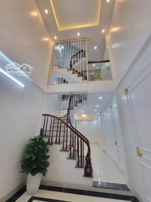 bán gấp nhà thanh trì 50m2 giá hơn 5 tỷ ô tô đỗ cửa vị chí đẹp đát phân lô tiện ích không thiếu gì