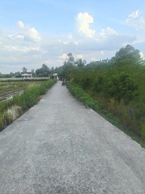 nhà góc 2 mặt tiền đường gần chợ gò đen khoản 1km cách 835a vào 50m