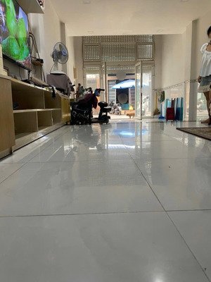 cho thu.ê mặt bằng đường hàn hải nguyên q.11 - hẻm 8m thông dt: 4 x 13 5tr tiện làm vp cty, kinh