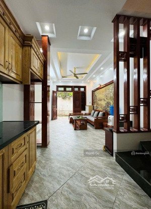 cho thuê nhà nguyên căn : full nội thất ,ô tô vào nhà ,cách 10 m ô tô tránh thạch bàn , giá 10 tr