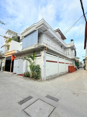 bán nhanh căn nhà góc 2 mặt tiền 2 tầng, dt 126m2, gần trường học, gần biển, giá giảm sâu 7,3 tỷ