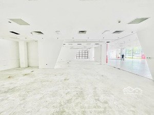 cho thuê nhà mặt phố hoàng ngân,diện tích:120m2,mặt tiền:12m, cà phê, spa, salon rất đẹp !!!