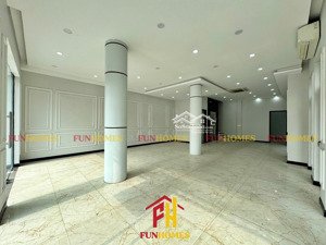cho thuê shophouse vinhomes the harmony. diện tích 180m2. có thang máy. giá 55 triệu/tháng