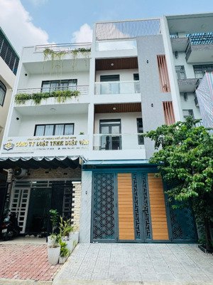 giảm 2tỷ về 23tỷ bán gấp nhà đẹp 105m2 khu compound kế thảo điền nhà ga metro số 1 quận 2 phù hợp ở