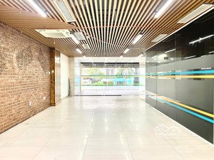 cho thuê văn phòng tầng 1 gần cầu rồng, 110 m2 giá 27 triệu. lh: 