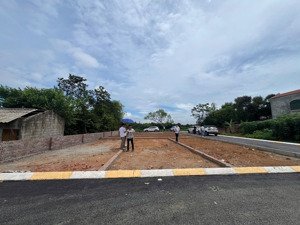 chính chủ cần bán nhanh mảnh đất 60m2 full thổ, giáp đại học fpt, trục chính kinh doanh