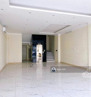 chính chủ cần cho thuê shophoue mặt đường lê trọng tấn hoàn thiện có thang máy. 