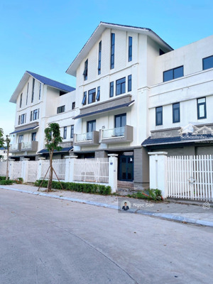 siêu phẩm căn nhà vườn góc diện tích 160m2 , mặt tiền 8m, căn duy nhất mặt vườn hoa giá 29 tỷ.