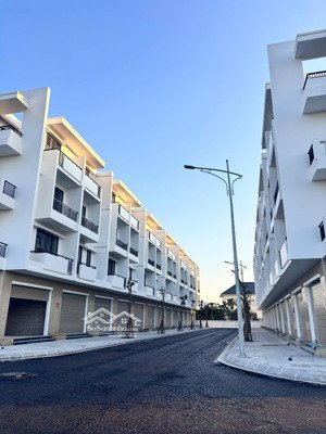 full giá 5.5 tỷ mua đứt căn liền kề 4 tầng tại mặt đường bùi viện giao cắt đường liên phường