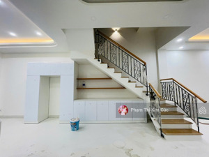 nhà phố đẹp mới 100% giá 30 triệu (bao thuế). 1 trệt 3 lầu 4pn - 5wc phù hợp ở hoặc làm văn phòng