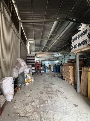 cho thuê xưởng 300m2 mặt tiền ngay trung tâm y tế dĩ an