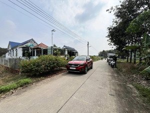 bán lô đất đẹp ngang 6m gần trường thpt nguyễn huệ, cách trục đường dh507 chỉ 200m giá 380tr. shr