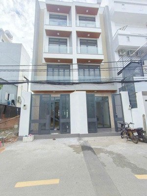 chủ cần bán căn nhà mới đẹp vừa xây xong, 4tầng, đường xe hơi đậu trước nhà, dt 4.2m x 18m + 5pn