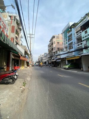 nhà mặt tiền đường lạc long quân. 5 tầng mới đẹp. 3,9m x 14m. dt đất 50m vuông.