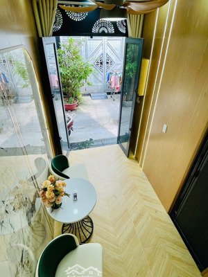 thống nhất- gv- 18m- 1 trệt, 2 tang- 3 ngủ- nội thấy như hình