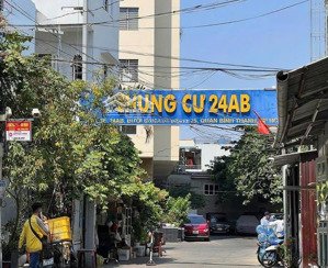 chính chủ cần bán căn hộ chung cư 24ab có 3pn và 2wc. diện tích 100m2 lầu trung. lh 