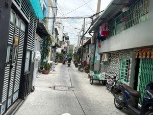 bán nhà nhỏ xinh - 3 tầng lầu. nhà mới đẹp. nhỉnh 3 tỷ. hẻm xe hơi quận 11 giáp quận 10.