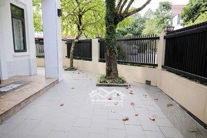 cho thuê biệt thự 5 phòng ngủ bên ciputra, đủ đồ, có sân vườn rộng