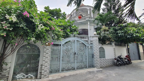 biệt thự đẹp quận 7, dt 223 m2, ngang khủng 12.5 m, giá cực tốt.