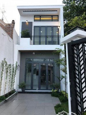 nhà mới xây chỉ việc sách vali vào ở ngay đường 2 oto tránh nhau ,