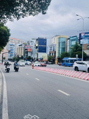 bán nhà mặt tiền đường nguyễn hữu cảnh,đối diện landmark 81 tầng,dt 8x19m,có gpxd 8 tầng,giá 60 tỷ