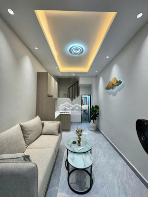 nhà đẹp chợ phú nhuận 3 tầng giá chỉ 4,96 tỷ. liên hệ : anh út 