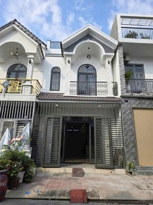 chính chủ gửi bán căn nhà đẹp bình chuẩn - sổ riêng - gần chợ phú phong, vòng xoay an phú