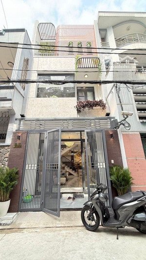 nhà mới xây 2025, đẹp hiện đại, 61m2, 4pn4wc, ngang 4.4m hẻm xe hơi vào nhà thoải mái.