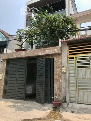 xuất cảnh bán gấp nhà 3 tầng mới hóc môn - 84m2 - 6.3 tỷ - ô tô đỗ trong nhà