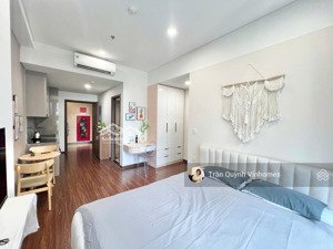 chuyển nhượng căn hộ studio tầng trung, full nội thất, ban công tây nam, đã có sổ