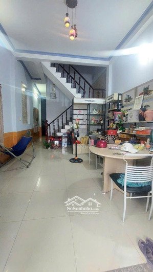 chủ cần bán gấp căn nhà lầu 5m x20m sổ hồng riêng 1/20m ra trần thị bốc, thới tam thôn, hóc môn