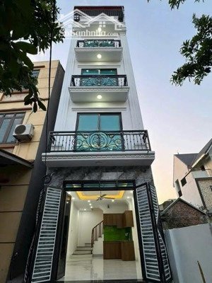 chỉ cách đh sp thể dục thể thao 500m. nhà đẹp 5t ô tô con lùi cửa - nội thất cực đẹp về ở ngay