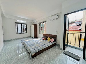 cho thuê gấp phòng giá rẻ tại đức diễn, cửa sổ ban công siêu thoáng, nội thất cơ bản