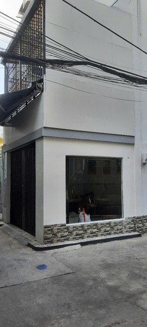 căn góc hẻm. nhà 2 tầng, đ. cmt8, q10. 43,9m2, 2pn. ngã ba hòa hưng. nhỉnh 7 tỷ. xe hơi đỗ cổng