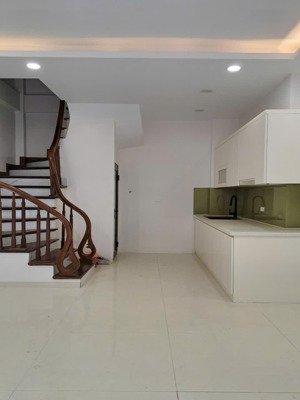 cho thuê nhà 5 tầng ngõ đội cấn,p. ngọc hà, nhà khang trang, thiết kế hợp lý, không gian thoáng mát