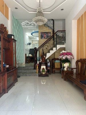 gấp ! nhà 3 tầng/ sân rộng- 4 pn/ hẻm 4m lý phục man- ngay nam long trần trọng cung- nhà thi đấu q7