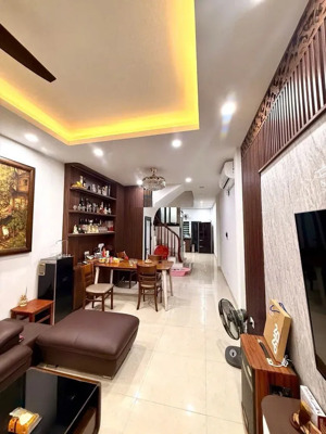 1 nhà ra ô tô - nhà dân xây - còn mới tinh - thang máy - phân lô - mặt ngõ thẳng tắp ra phố