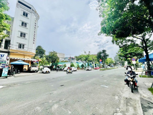 hiếm bán..vị trí có 1-0-2 căn góc đối diện bệnh viện quốc tế nam sg..giá 28,6tỷ(thu nhập 120tr/th)