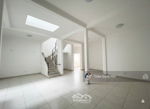 12,5tỷ, 81m2 (8x10m) 3 tầng shr hoàn công, chợ hoa hồ thị kỷ trung tâm q.10