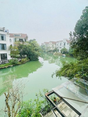 cho thuê biệt thự vinhomes riverside - view ngã ba sông cực thoáng - nhà đã hoàn thiện có thang máy
