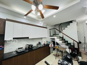 nhà hoàng hoa thám, ngõ thông, ở và kinh doanh, 10m ra ô tô, 22m 2x 5 tầng, giá 6.3 tỷ