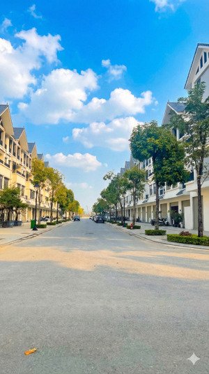 chủ nhà cần vốn nên bán rẻ căn liền kề trục đường 17m siêu đẹp