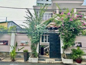 cho thuê biệt thự đầu hẻm 21 xuân thuỷ, thích hợp làm văn phòng,spa giá 100 triệu / tháng