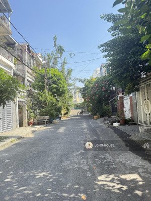 nhà mới, 90m2, sổ vuông a4, hẻm oto 10m, sẵn nội thất mới.