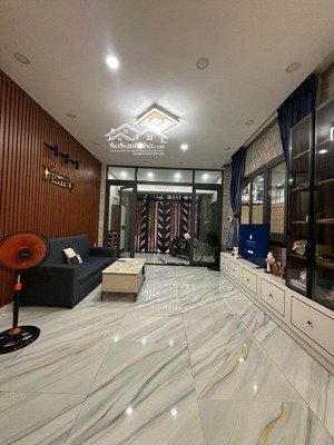 ngay siêu thị emart phan huy ích - hẻm 6m thông - sát mặt tiền - dt đẹp 6,5 x 11 - 3 tầng 4pn